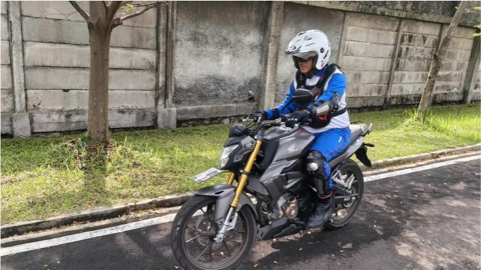 Area dada merupakan salah satu bagian tubuh yang penting untuk dilindungi karena berada di bagian depan tubuh dan berpotensi menerima benturan saat terjadi insiden di jalan. Oleh karena itu, penggunaan chest protector dapat menjadi salah satu upaya untuk mendukung keselamatan berkendara. 