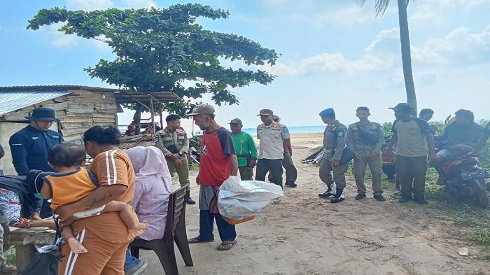 MALARIA -- Timgab Dinkes dan Satpol PP Kabupaten Bangka, saat mendatangi kawasan Pantai Batu Atap dan Pantai Bubus untuk dilakukan cek kesehatan, Rabu (3/6/2026).