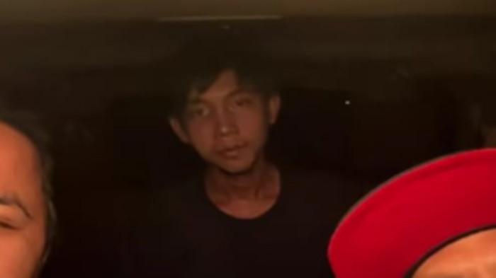 PELAKU DITANGKAP- Garang saat mengeroyok korban bersama komplotannya, OI pelaku pengeroyokan tewaskan sopir truk di SPBU Jalan HM Noerdin Pandji, Rabu (3/6/2026), tampak layu bisa diam tertunduk lesu dengan pandangan kosong.