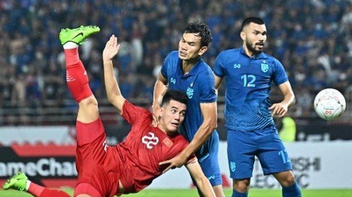Nguyen Tien Linh (kiri) mencoba melepaskan tendangan salto pada laga leg kedua Final Piala AFF 2022 yang mempertemukan Thailand vs Vietnam di Thammasat Stadium, Senin (16/1/2023) malam.