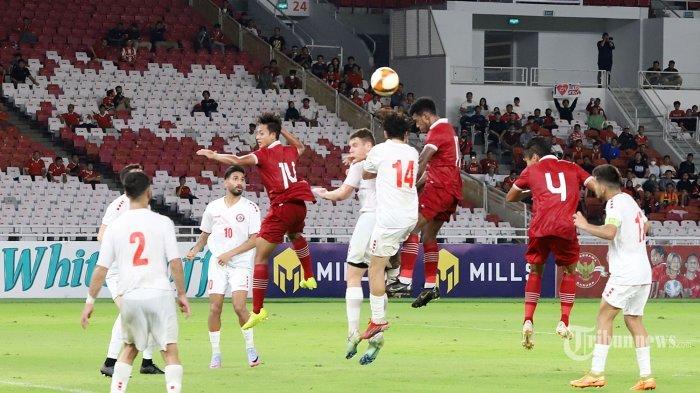 Pemain Timnas Indonesia berebut bola dengan pemain Lebanon pada laga persahabatan di Stadion Utama Gelora Bung Karno, Senayan, Jakarta Pusat, Jumat (14/4/2023). Pada babak pertama kedua tim bermian imbang tanpa ada gol.
