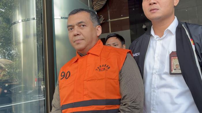 TERSANGKA PEMERASAN- Wakil Menteri Imigrasi dan Pemasyarakatan (Wamen Imipas) Silmy Karim mengenakan rompi tahanan Komisi Pemberantasan Korupsi (KPK) usai diperiksa dalam rangkaian Operasi Tangkap Tangan (OTT) di lingkungan Kantor Imigrasi Jakarta Barat, pada Kamis (4/6/2026).(KOMPAS.com/HARYANTI PUSPA SARI )
