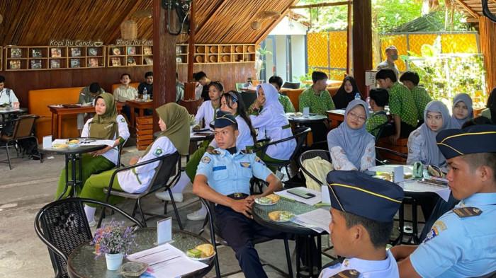 Pelajar SMA antusias mengikuti seminar literasi di warkop kawasan Mamuju sebagai upaya meningkatkan minat baca dan kemampuan menulis.