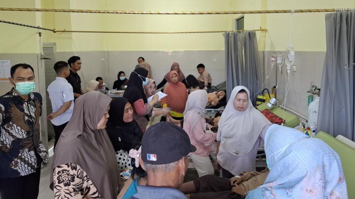 KERACUNAN- Pelajar Kepahiang saat di Puskesmas Kepahiang pada Kamis (4/6/2026). Sebanyak 12 pelajar SD di Kabupaten Kepahiang dilarikan ke UPT Puskesmas Kelobak Kepahiang akibat mengalami keracunan pada Kamis (4/6/2026).