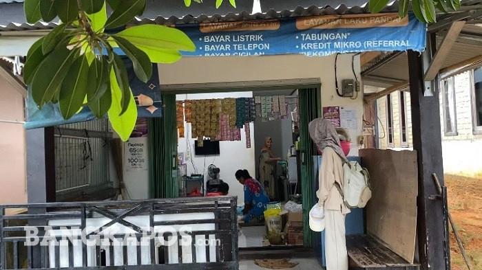 Tampak depan toko Wak Sani, agen BRILink pertama di Pulau Pongok yang melayani transaksi keuangan warga dari toko kelontong sederhana miliknya.
