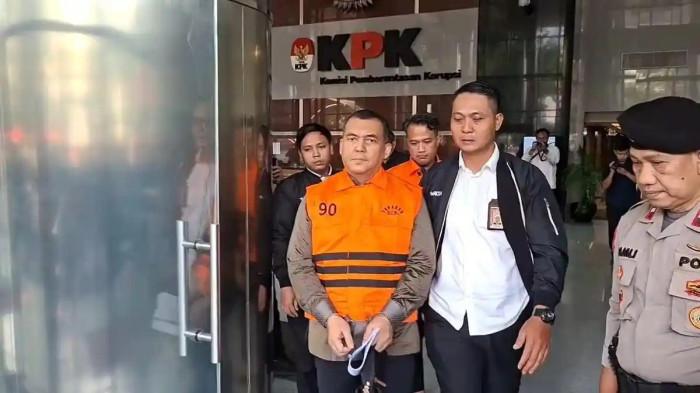 DITAHAN KPK - Wakil Menteri Imigrasi dan Pemasyarakatan (Wamen Imipas), Silmy Karim mengenakan rompi tahanan setelah ditetapkan sebagai tersangka dan langsung ditahan terkait kasus dugaan pemerasan pengurusan izin tinggal warga negara Indonesia (WNA) di Indonesia di KPK, Jakarta, Kamis (4/6/2026).