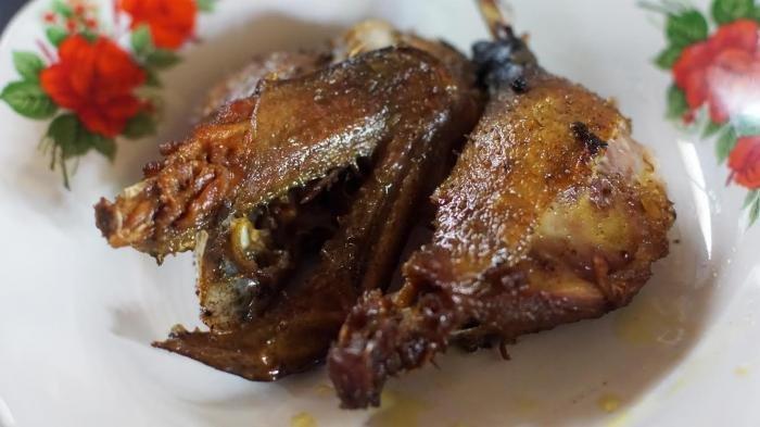 KULINER LEGENDARIS KLATEN - Warung Makan Opor Bebek dan Bebek Goreng Bu Yadi di Klaten pada 2016 lalu. Berikut rekomendasi wisata kuliner legendaris di Klaten, Jawa Tengah.