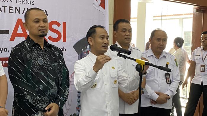 MENYAMPAIKAN - Wali Kota Palangka Raya Fairid Naparin didampingi Direktur Pembinaan Peran Serta Masyarakat KPK RI Kunto Ariawan (kiri) dan Wakil Wali Kota Palangka Raya Achmad Zaini (kanan) saat memberikan keterangan kepada wartawan usai Pembukaan Bimbingan Teknis Calon Percontohan Kabupaten/Kota Antikorupsi Tahun 2026 di Aula Hapakat Jaya Dinas Pendidikan Kota Palangka Raya, Rabu (3/6/2026).