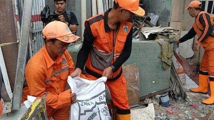 PPSU ANGKUT PUING- Jajaran PPSU Kelurahan Kalisari saat proses pengangkutan puing material bangunan rumah warga yang rusak terdampak ledakan, Pasar Rebo, Jakarta Timur, Kamis (4/6/2026). TRIBUNJAKARTA.COM/BIMA PUTRA