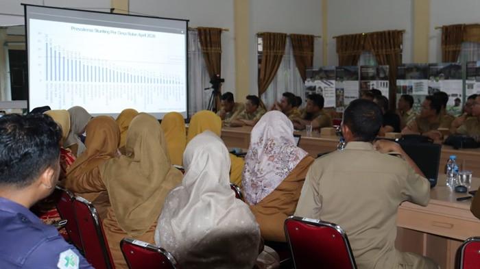 DATA STUNTING - Suasana pemaparan data dalam Rapat Koordinasi Tim Percepatan Penurunan Stunting (TPPS) Kabupaten Belitung Timur yang digelar di Ruang Rapat Gunung Lumut Bapperida, Belitung Timur, Kamis (4/6/2026). Berdasarkan data terbaru per 19 Mei 2026, Pemkab Beltim memetakan lima desa yang masih menjadi kantong sebaran stunting di atas target kabupaten, dengan prevalensi tertinggi berada di Desa Renggiang yang menyentuh angka 24,53 persen.