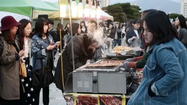 Para penonton di acara Busan 