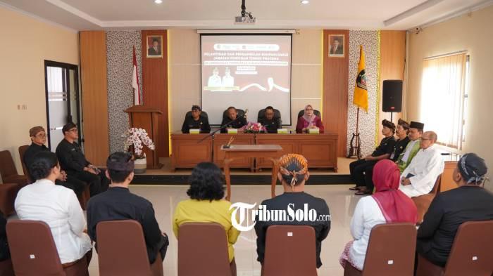 DILANTIK. Bupati Karanganyar Rober Christanto lantik 10 Pejabat Pimpinan Tinggi Pratama (JPTP) di lingkungan Pemerintah Kabupaten Karanganyar Tahun 2026,  di Aula Badan Kepegawaian dan Pengembangan Sumber Daya Manusia (BKPSDM) Kabupaten Karanganyar, Kamis (4/6/2026).