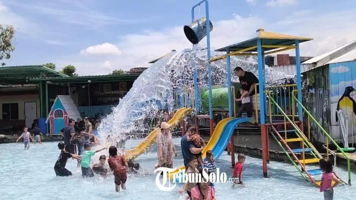 WISATA KLATEN - Umbul Pelem ramai dikunjungi wisatawan. Umbul ini berlokasi di Jalan Tegalgondo - Janti, Dukuh, Wunut, Kec. Tulung, Kabupaten Klaten