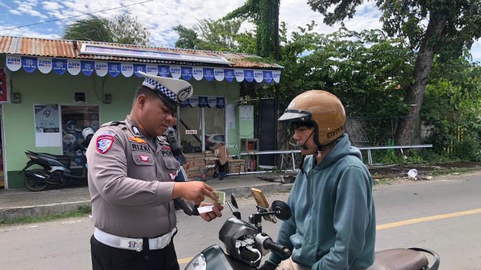 OPERASI PATUH -- Potret personel Satlantas Polresta Gorontalo Kota memeriksa surat-surat kendaraan di kawasan Rudis Gubernur Gorontalo, Kamis (4/6/2026).