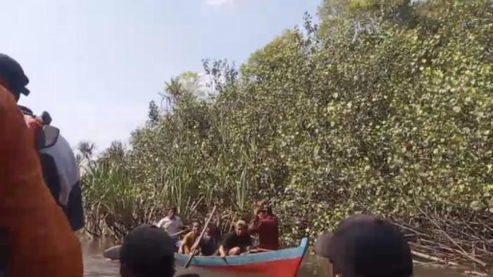 PENCARIAN KAMAL — Tim SAR Gabungan bersama warga menyusuri sungai mencari Kamal, yang hilang di sekitar kebun dekat Sungai Desa Tugang, Kecamatan Kelapa, Bangka Barat, Kamis (4/6/2026).