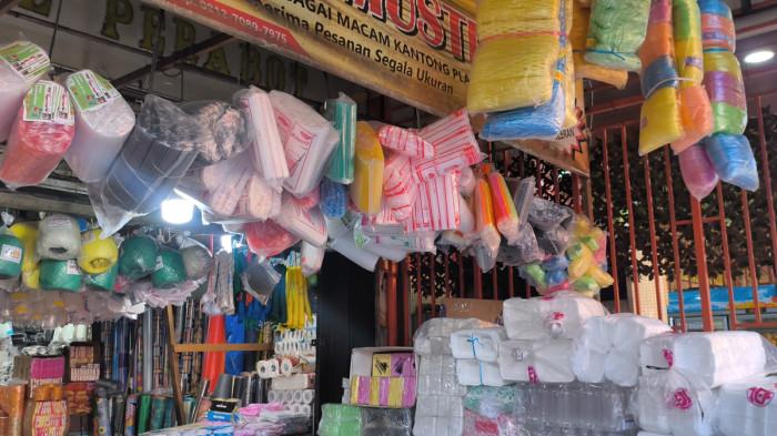 HARGA PLASTIK- Penampakan tumpukan barang berbahan plastik di sebuah kedai di Pasar Raya, Kampung Jawa, Kota Padang, Kamis (4/6/2026). Pedagang, Fahrul sebut harga plastik melonjak naik seiring melemahnya kurs rupiah.