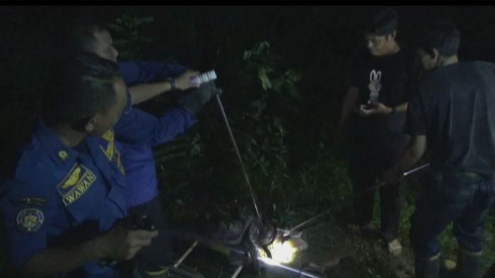 EVAKUASI-Petugas Damkar Batang Hari membutuhkan waktu sekitar tiga jam untuk mengevakuasi ular piton hampir empat meter dari sumur milik warga di Muara Bulian.
