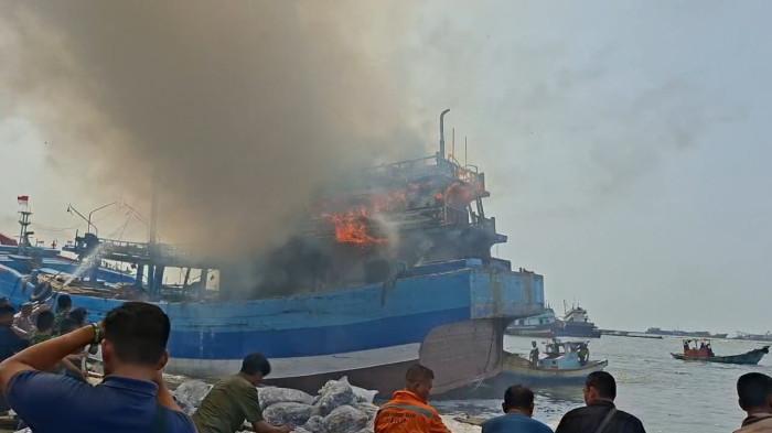 TERBAKAR: Sebuah kapal ikan nelayan di Pelabuhan Tegal saat dilalap si Jago Merah pada Kamis (4 Juni 2026).