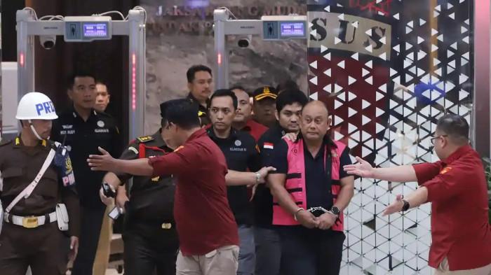 KORUPSI MBG - Mantan Kepala Badan Gizi Nasional (BGN) Dadan Hindayana mengenakan rompi merah muda saat meninggalkan Gedung Bundar Kejaksaan Agung, Jakarta Selatan, Rabu (3/6/2026)