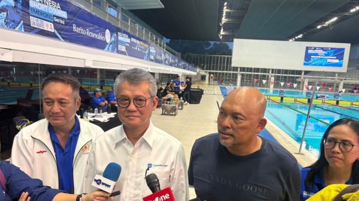 Wakil Ketua Bidang IV Pembinaan Prestasi KONI Pusat Kolonel Kes Purn Drs. Irfan Bachtiar, Human Resources dan Corporate Affair Director Chandra Asri Suryandi, dan Ketua Panitia Indonesia Short Course Emerging Series 2026 Wisnu Wardhana di Aquatik Stadium Gelora Bung Karno (GBK) Senayan, Jakarta.