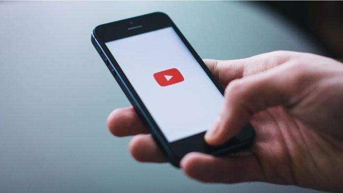 Ilustrasi pengguna yang sedang membuka YouTube di HP.