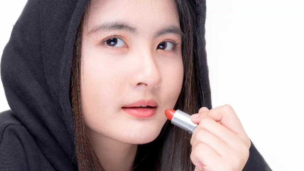 Tren blurry lips yang memberikan efek muda dan segar di wajah