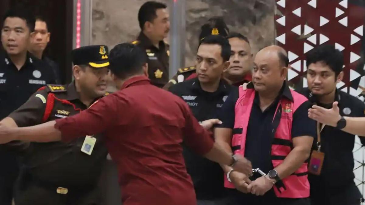 KORUPSI MBG - Mantan Kepala Badan Gizi Nasional (BGN) Dadan Hindayana mengenakan rompi merah muda saat meninggalkan Gedung Bundar Kejaksaan Agung, Jakarta Selatan, Rabu (3/6/2026). Dadan Hindayana ditahan oleh Kejaksaan Agung setelah ditetapkan sebagai tersangka dalam penyidikan dugaan tindak pidana korupsi tata kelola program Makan Bergizi Gratis (MBG) bersama mantan wakil kepala BGN Sony Sonjaya dan Lodewyk Pusung.