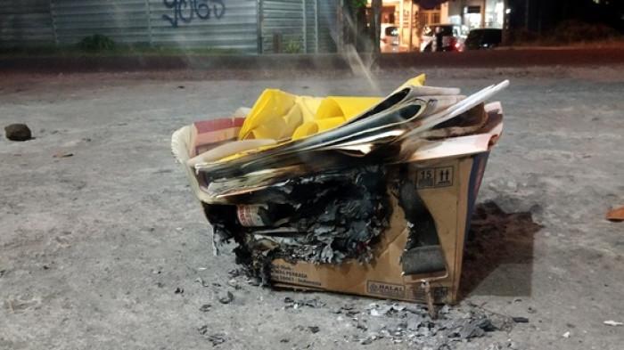 MENYALA - Titik api yang membakar beberapa barang di rumah Agus Yani di Kasuran, Seyegan, Sleman, Rabu (3/6/2026) malam.