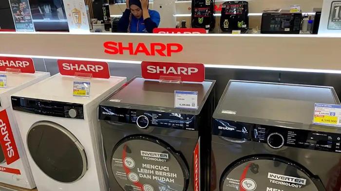 ELEKTRONIK - Pengunjung melihat produk elektronik di salah satu ritel elektronik di Jakarta. Gabungan Pengusaha Elektronik (Gabel) menyebut secara ideal para produsen elektronik perlu menyesuaikan harga jual untuk menutup kenaikan biaya produksi akibat pelemahan rupiah.