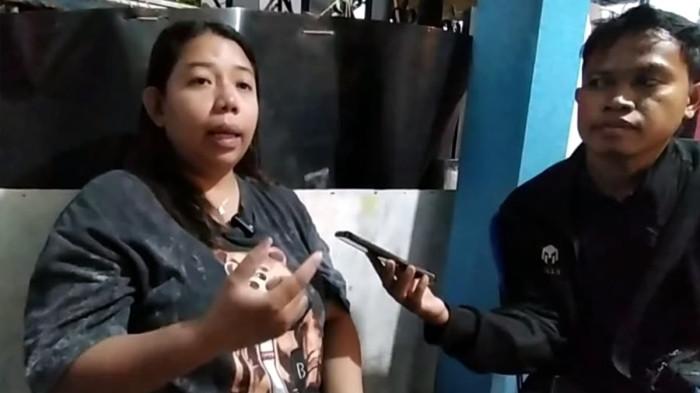 KASUS PENGEROYOKAN - Kakak korban TJK, Hana Novia Kristiani, saat ditemui di rumah duka Jalan Manukan Yoso II, Surabaya, Jawa Timur, Kamis (4/6/2026). Korban mengembuskan napas terakhir setelah menjalani perawatan medis intensif dan mengalami koma selama lima hari, akibat dikeroyok oleh beberapa temannya sendiri.