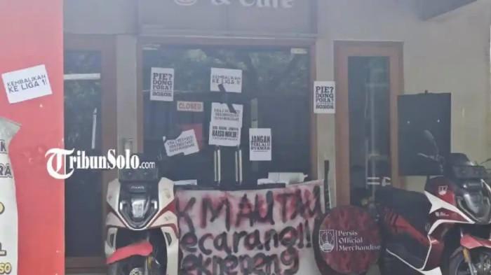PINTU STORE DISEGEL - Sesaat setelah Persis Solo terdegradasi dari Super League, sejumlah suporter meluapkan kekecewaannya dengan menyegel pintu depan hingga mencorat-coret Persis Store dan Mess Pemain, Sabtu (23/5/2026) malam. Persis terdegradasi ke Liga 2 musim depan. 