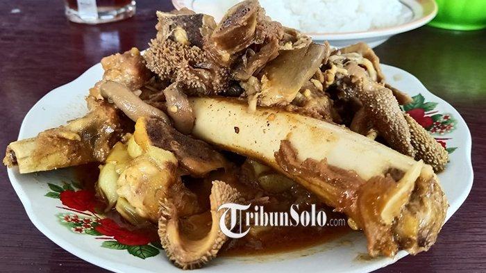 Tengkleng Rumah Makan Sate Mbak Puji di Dusun Guntur, Desa  Gupit, Kecamatan Nguter, Kabupaten Sukoharjo.