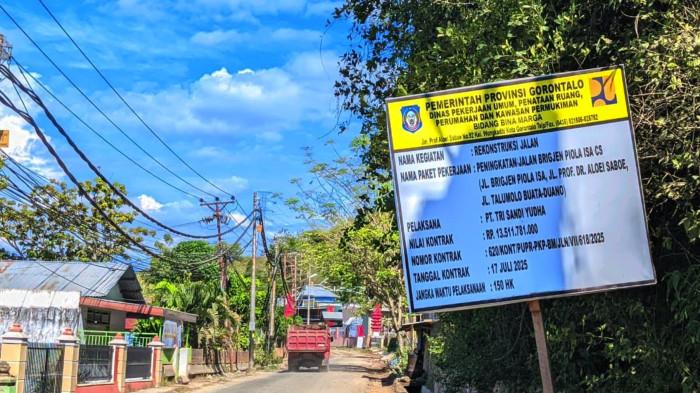 PROYEK JALAN -- Berdasarkan data dari Dinas PUPR-PKP Provinsi Gorontalo, proyek peningkatan tiga ruas jalan — yakni Jalan Brigjen Piola Isa, Jalan Prof. Aloe Saboe, dan Jalan Talumolo–Buata–Duano — memiliki total panjang 5,205 kilometer dengan pagu anggaran sebesar Rp14,1 miliar dan nilai kontrak Rp13,5 miliar.