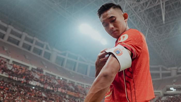 KAPTEN PERSIJA - Rizky Ridho mengenakan ban kapten Persija Jakarta dalam pertandingan uji coba melawan Arema FC di Jakarta International Stadium (JIS), Sabtu (26/7/2025). (X Persija - 28/7/2025)