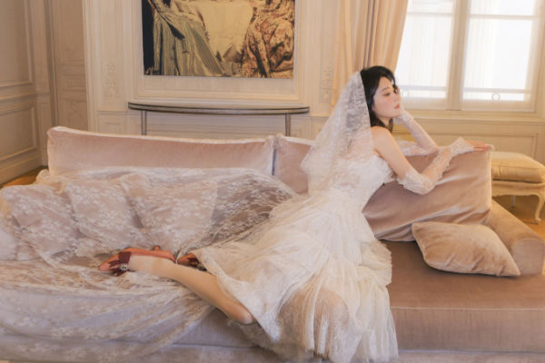 She paired her wedding dress with peach-colored high heels with bows under the advice of stylist Leon Tu. Photo: Instagram Leontu