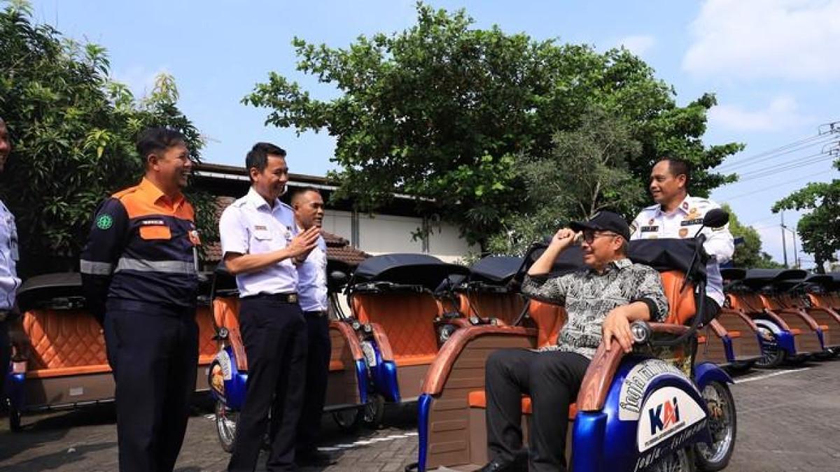 BECAK LISTRIK - Wali Kota Yogyakarta, Hasto Wardoyo, menjajal becak listrik bantuan dari PT KAI di KUPT Pengujian Kendaraan Bermotor Dinas Perhubungan Kota Yogyakarta, Rabu (3/6/2026).