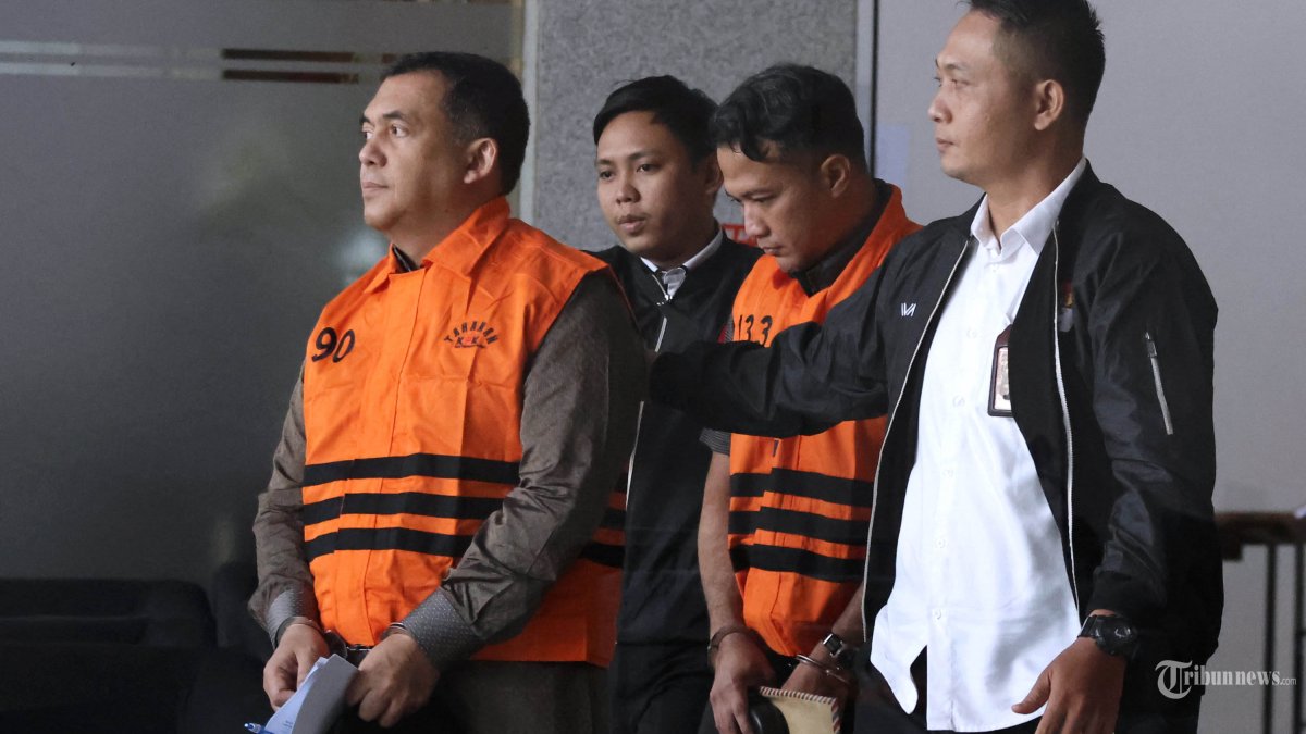 SILMY KARIM - Wakil Menteri Imigrasi dan Pemasyarakatan (Imipas) Silmy Karim mengenakan rompi tahanan usai menjalani pemeriksaan di Gedung Merah Putih KPK, Jakarta, Kamis (4/6/2026). Setelah memeriksa Silmy selama lebih dari 10 jam, KPK menetapkannya sebagai tersangka kasus dugaan korupsi terkait pengurusan izin tinggal warga negara asing (WNA) di Indonesia. TRIBUNNEWS/IRWAN RISMAWAN