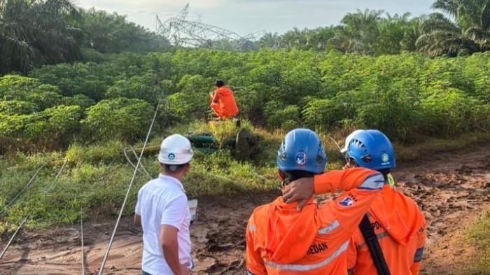 CUACA EKSTREM- Petugas PLN melakukan inspeksi dan penanganan darurat di lokasi tower transmisi yang rusak akibat cuaca ekstrem berupa hujan lebat disertai angin kencang di Sumatera Utara, Jumat (5/6/2026). Sebanyak 12 tower transmisi pada jalur SUTET 275 kV Galang–Simangkuk dan SUTT 150 kV Tebing Tinggi–Sei Rotan mengalami kerusakan, sehingga PLN mengerahkan personel dan peralatan untuk mempercepat proses pemulihan sistem kelistrikan. 
