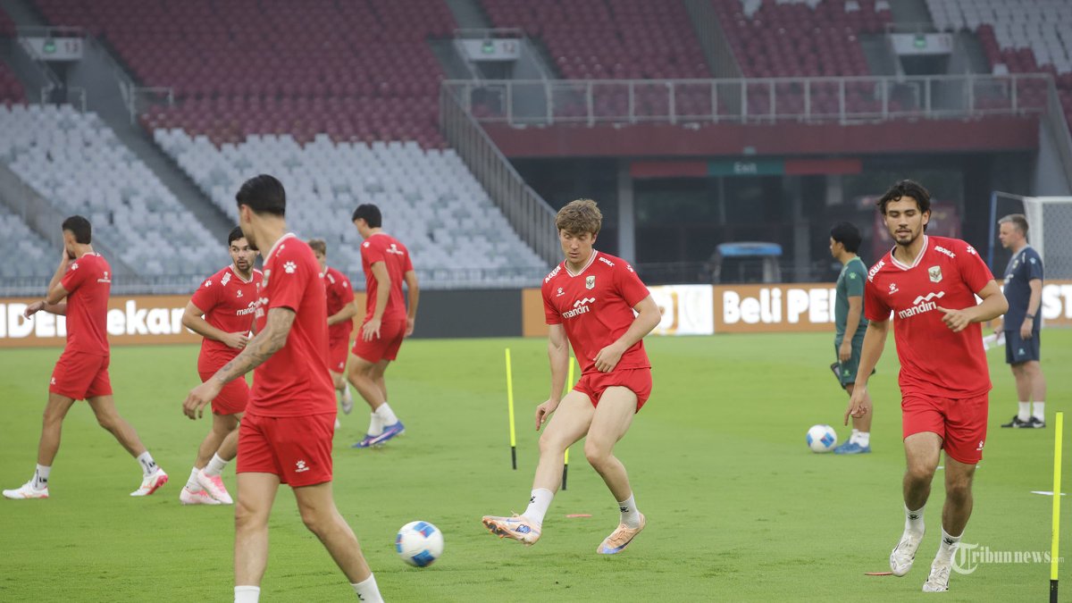 LATIHAN TIMNAS INDONESIA - Sejumlah pemain Timnas Indonesia menjalani sesi latihan resmi jelang pertandingan FIFA Matchday melawan Oman di Stadion Utama Gelora Bung Karno (SUGBK), Jakarta, Kamis (4/6/2026). Laga Indonesia kontra Oman yang akan berlangsung pada Jumat (5/6) menjadi bagian dari persiapan Skuad Garuda untuk menghadapi agenda internasional. Pertemuan kedua tim diprediksi berlangsung menarik mengingat Oman saat ini menempati peringkat ke-79 FIFA, sedangkan Indonesia berada di posisi ke-122 dunia. Tribunnews/Jeprima