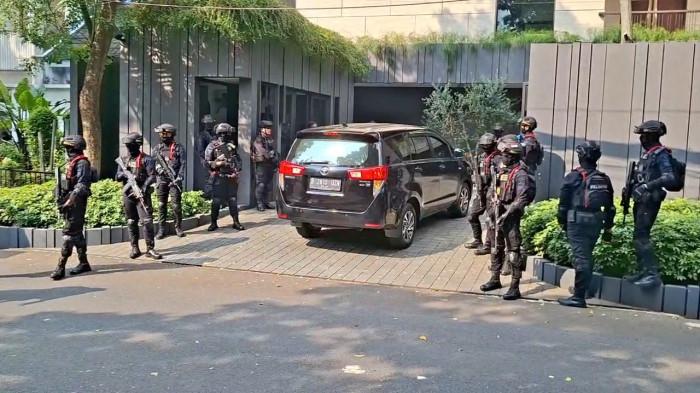 DIKAWAL BRIMOB BERSENJATA - Komisi Pemberantasan Korupsi (KPK) menggeledah rumah mantan Wakil Menteri Imigrasi dan Pemasyarakatan (Imipas) Silmy Karim di Jalan Brawijaya III, Kebayoran Baru, Jakarta Selatan, Jumat (5/6/2026).