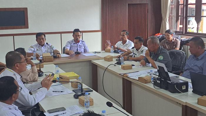 PERTEMUAN - Pemerintah daerah melalui Asisten I Bidang Pemerintahan dan Kesejahteraan Rakyat Setda Kotim memfasilitasi mediasi antara masyarakat dan empat perusahaan dalam pertemuan yang digelar di Ruang Rapat Anggrek Tewu, Gedung A Setda Kotim, Kamis (4/6/2026).