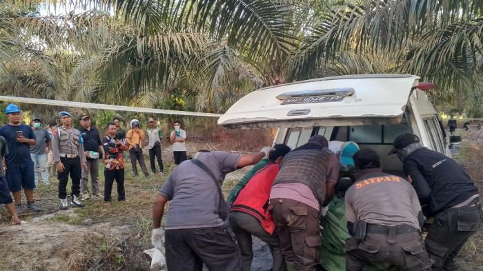 PENANGANAN - Penemuan sesosok mayat pria di area kebun sawit masyarakat di Jalan Sarpatim Km 21, Desa Tangar, Kecamatan Mentaya Hulu, Kabupaten Kotawaringin Timur (Kotim), menggegerkan warga setempat, Rabu (3/6/2026) siang.