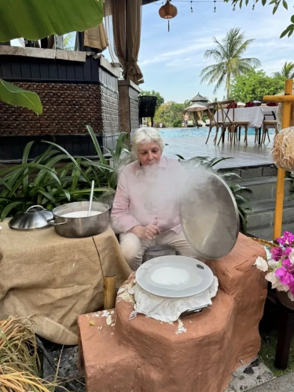 Quynh Anh's mother-in-law experienced making banh cuon when returning to Vietnam with her daughter-in-law.