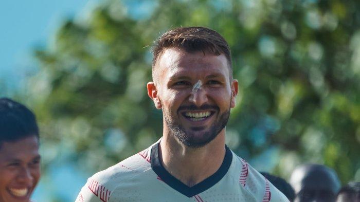 Bek Persija Jakarta Marco Motta.