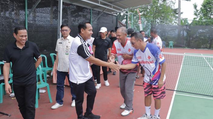 Wali Kota Kotamobagu Sulut Weny Gaib saat hadir pembukaan lomba tenis