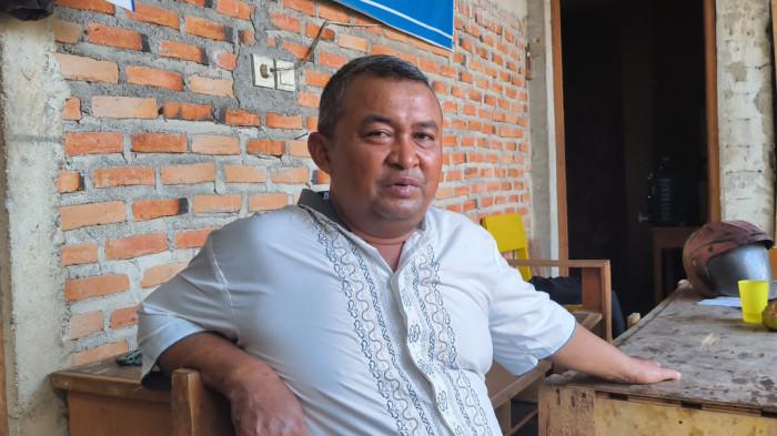 HARGA KEDELAI MELONJAK- Pengusaha tahu Sumedang, Suyitno, memberikan keterangan di pabrik miliknya, Jalan Raya Kalumbuk, Korong Gadang, Kecamatan Kuranji, Kota Padang, Jumat (5/6/2026). Suyitno sebut harga kedelai melonjak naik, seiring nilai rupiah melemah.