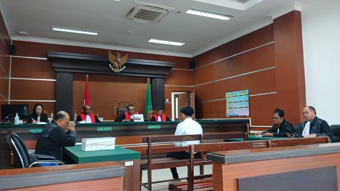SIDANG - Sidang pembacaan tuntutan kasus pembunuhan cucu pengusaha terkenal Sulawesi Utara Tony Tanos, Alberto Benedict Joel Tanos, alias Beto digelar di Pengadilan Negeri Manado, Jalan Adipura Raya, Kima Atas, Mapanget, Manado, Jumat (5/6/2026). Sidang dipimpin oleh Ketua Majelis Hakim, Estafana Purwanto.