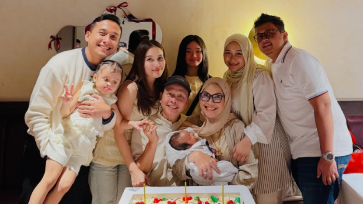 Kevin Gusnadi ikut rayakan ulang tahun Abdul Rozak ayah Ayu Ting Ting