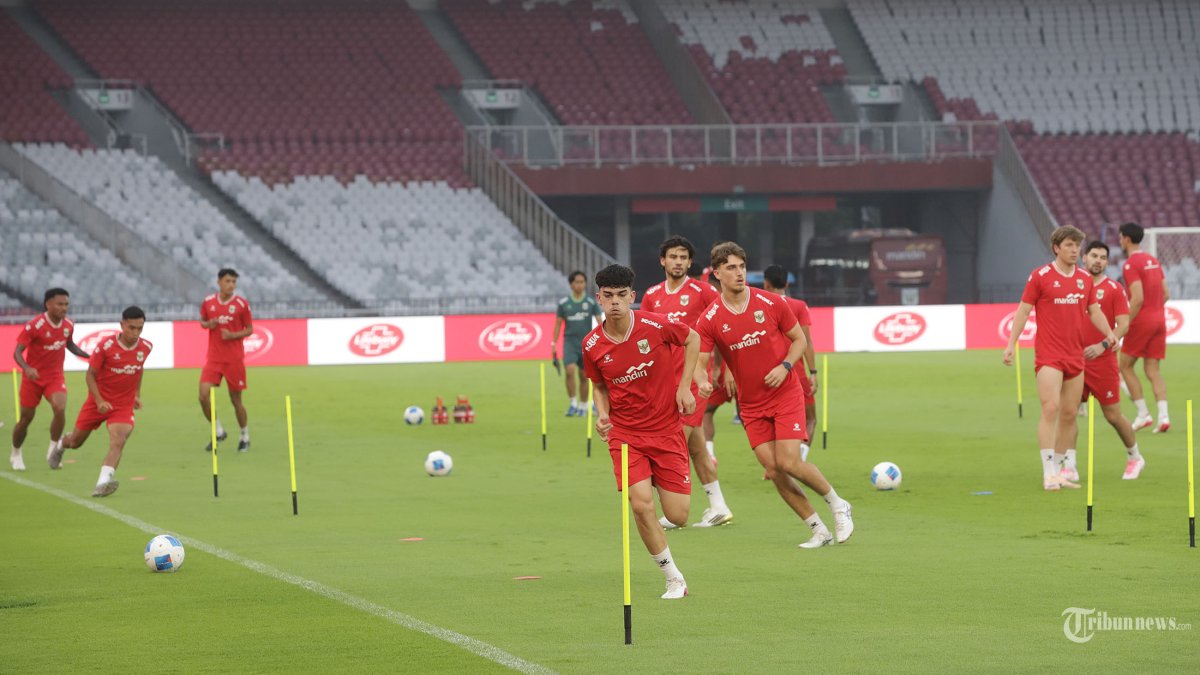 LATIHAN TIMNAS INDONESIA - Sejumlah pemain Timnas Indonesia menjalani sesi latihan resmi jelang pertandingan FIFA Matchday melawan Oman di Stadion Utama Gelora Bung Karno (SUGBK), Jakarta, Kamis (4/6/2026). Laga Indonesia kontra Oman yang akan berlangsung pada Jumat (5/6) menjadi bagian dari persiapan Skuad Garuda untuk menghadapi agenda internasional. Pertemuan kedua tim diprediksi berlangsung menarik mengingat Oman saat ini menempati peringkat ke-79 FIFA, sedangkan Indonesia berada di posisi ke-122 dunia. Tribunnews/Jeprima