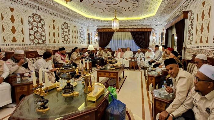NAZIR WAKAF BAITUL ASYI - Para petugas haji asal Aceh bertemu dengan nazhir wakaf keturunan Aceh yang mengelola aset wakaf Habib Bugak, di Jeddah, Kamis malam (4/6/2026).